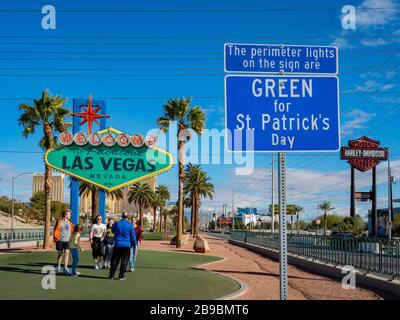 Las Vegas, 17 MARZO 2020 - la versione speciale del cartello Welcome to Fabulous Las Vegas per il giorno di San Patrizio Foto Stock