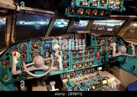 Cabina di pilotaggio di un aereo il-62M della Russian Air Force. Foto Stock
