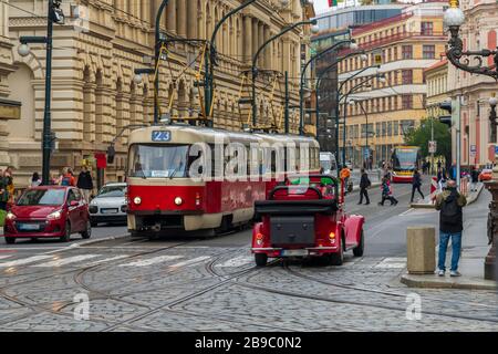 Famoso tram rosso a Praga, Repubblica Ceca 2019 Foto Stock