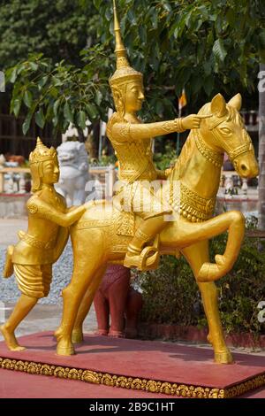 Statua d'oro nel Tempio di Wat Krom, Porto di Sihanoukville, provincia di Sihanouk, Cambogia, Asia Foto Stock