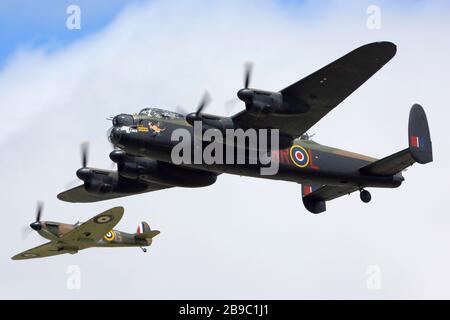 Avro Lancaster e Supermarine Spitfire in volo. Foto Stock