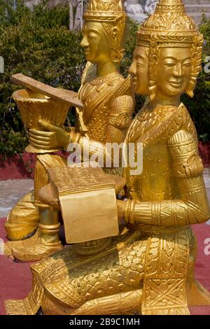 Statua d'oro nel Tempio di Wat Krom, Porto di Sihanoukville, provincia di Sihanouk, Cambogia, Asia Foto Stock