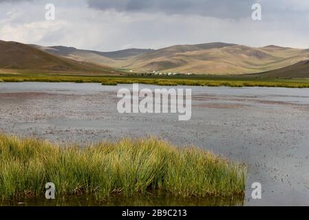 L'incredibile viaggio al lago montano più bello - Song-Kol, soggiorno nel urlo ai prati, l'esperienza dello stile di vita nomade Kirghizistan, Central Foto Stock