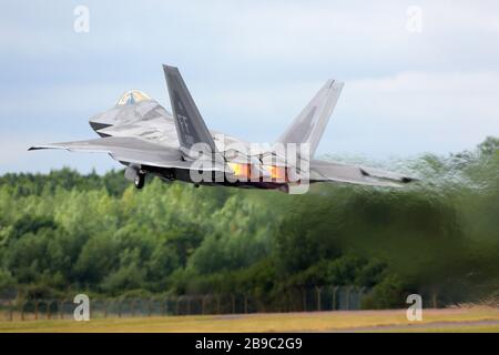 F-22 Raptor della United States Air Force decollo. Foto Stock