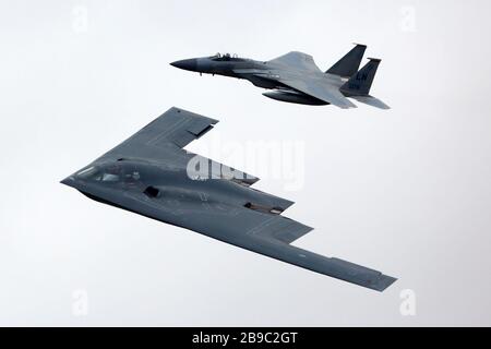 B-2A Spirit e F-15C Eagle dell'aviazione militare degli Stati Uniti. Foto Stock