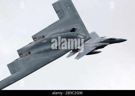 B-2A Spirit e F-15C Eagle dell'aviazione militare degli Stati Uniti. Foto Stock