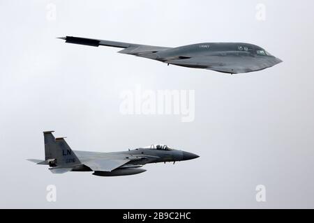 B-2A Spirit e F-15C Eagle dell'aviazione militare degli Stati Uniti. Foto Stock