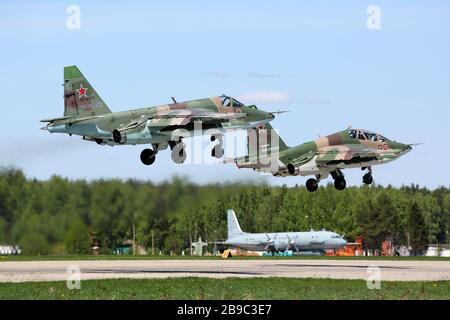 Sukhoi su-25BM e su-25UB attaccano gli aerei della Russian Air Force decollando. Foto Stock