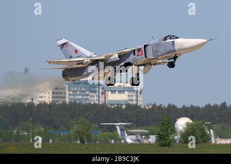 Sukhoi su-24M2 bombardiere in prima linea dell'Aeronautica Russa in decollo. Foto Stock