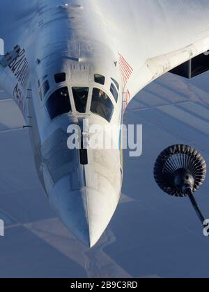 Tu-160M bombardiere strategico delle forze aeree russe durante il rifornimento aereo. Foto Stock