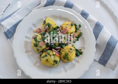 gnocchi di aglio selvatico fatti in casa Foto Stock