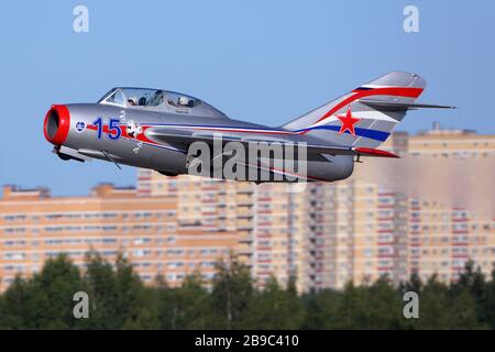 Caccia al jet MIG-15UTI in volo, Zhukovsky, Russia. Foto Stock