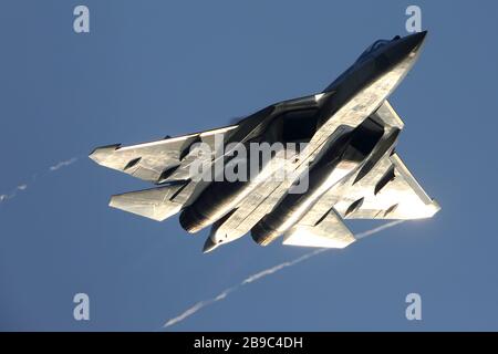 Su-57 caccia al jet della forza aerea russa contro un cielo blu. Foto Stock