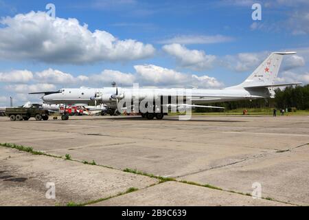 Tu-142MZ velivolo antisommergibile della Marina Russa trainato in posizione di parcheggio. Foto Stock