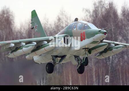 Su-25UB attacco aereo della Russian Air Force decollo. Foto Stock
