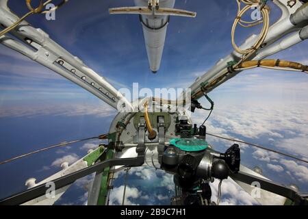 Cono di vetro del naso di un aereo Tu-142MZ della Marina Russa sopra la Russia. Foto Stock