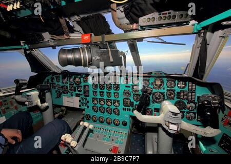 Vista sul cockpit di un aereo da trasporto militare il-76MD dell'aeronautica militare russa. Foto Stock