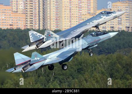 I caccia al jet su-57 dell'aeronautica russa decollo. Foto Stock