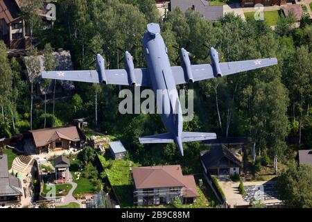 Aan il-38N Novella aereo della Marina Russa che sorvola la regione di San Pietroburgo, Russia. Foto Stock