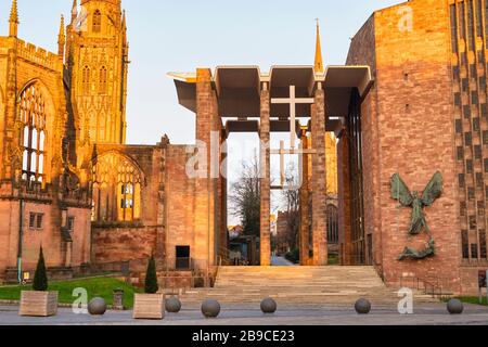 Antiche e nuove cattedrali di Coventry all'alba in primavera. Coventry, West Midlands, Inghilterra Foto Stock