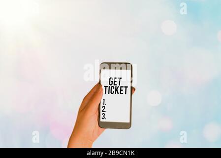 Parola di scrittura di testo ottenere Ticket. Business photo mostrare di avere la carta stampata che consente l'inserimento di un evento o una mostra Foto Stock