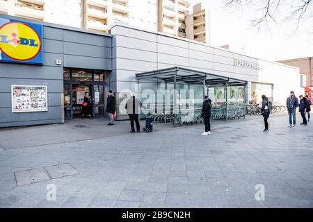 Berlino, Germania. 23 marzo 2020. I clienti fanno la coda per entrare in un supermercato a Berlino, capitale della Germania, il 23 marzo 2020. Il governo tedesco ha approvato il "più grande pacchetto di aiuti" nella storia del paese per combattere il coronavirus, il Ministero delle Finanze (BMF) ha annunciato lunedì. Credit: Binh Truong/Xinhua/Alamy Live News Foto Stock