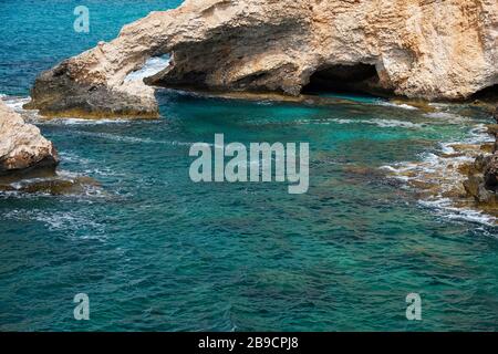 Love Bridge - un ponte ad arco roccioso di origine naturale sulle acque cristalline di Capo Greco. Cipro Foto Stock