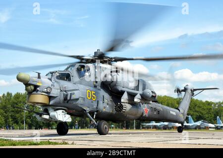 Vista laterale di un elicottero di attacco mi-28N delle forze aerospaziali russe. Foto Stock