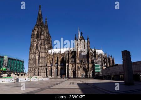 Colonia, Germania. 22 marzo 2020. La deserta Roncalliplatz con Kolner Dom durante la crisi di Corona. Koln, 22 marzo 2020 | utilizzo in tutto il mondo Credit: dpa/Alamy Live News Foto Stock