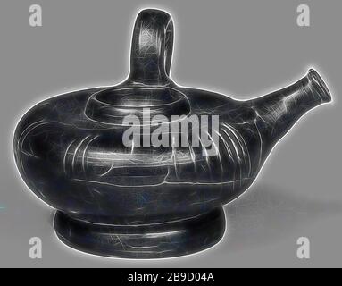 Campanian Black Guttus con Sieve Top, Campania, Italia del Sud, 323 - 31 B.C, Terracotta, 7,5 × 9,7 cm (2 15,16 × 3 13,16 in, Reimagined by Gibon, design di calore allegro di luminosità e raggi di luce radianza. Arte classica reinventata con un tocco moderno. La fotografia ispirata al futurismo, che abbraccia l'energia dinamica della tecnologia moderna, del movimento, della velocità e rivoluziona la cultura. Foto Stock