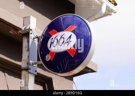 Bordeaux , Aquitaine / Francia - 03 11 2020 : Kronenbourg 1664 birra pub logo bar ristorante birreria marchio Foto Stock