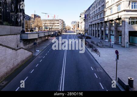 Colonia, Germania. 22 marzo 2020. La deserta Komodienstrasse durante la crisi di Corona. Koln, 22 marzo 2020 | utilizzo in tutto il mondo Credit: dpa/Alamy Live News Foto Stock