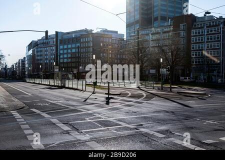 Città insolitamente vuota a causa delle misure contro la diffusione del virus corona, qui il Graf-Adolf-Platz Foto Stock