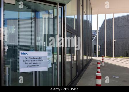 Campus insolitamente vuoto della Heinrich-Heine University di Dusseldorf a causa delle misure contro il coronavirus Foto Stock