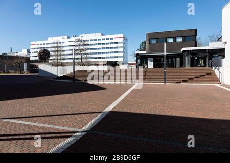 Campus insolitamente vuoto della Heinrich-Heine University di Dusseldorf a causa delle misure contro il coronavirus Foto Stock