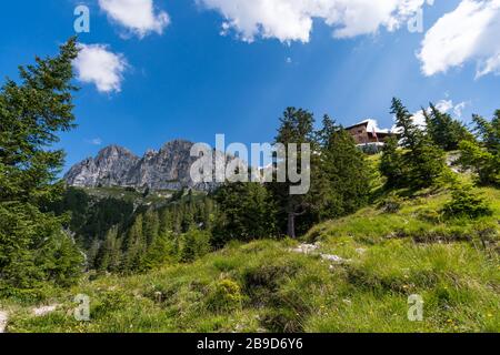 Tour in montagna sul Rote Flüh e sul Friedberg via ferrata fino allo Scharschrofen sulle montagne di Tannheim Foto Stock