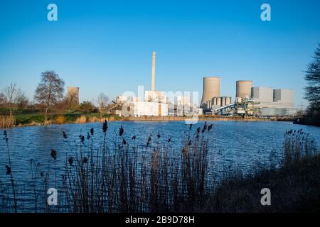 La centrale elettrica di Westfalen è una centrale a carbone di grandi dimensioni gestita da RWE Power AG (fino a 2000 VEW) nel distretto di Hamm-Uentrop (distretto di Schmehausen) della città di Hamm, all'estremità orientale del canale di Datteln-Hamm. Attualmente è costituito dal blocco e di nuova costruzione con 800 MW, che è alimentato con carbone duro, caratteristica, generale, motivo marginale, Kraftwerk Westfalen il 23 marzo 2020 a Hamm / Germania. | utilizzo in tutto il mondo Foto Stock