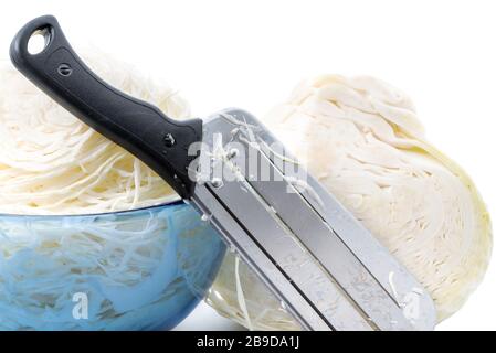 Cavolo a fette in ciotola e coltello a cova sfondo bianco Foto Stock