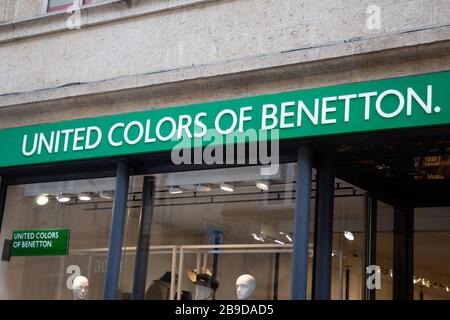 Bordeaux , Aquitaine / Francia - 11 25 2019 : Benetton logo store United Colors segno negozio nel centro della città Foto Stock