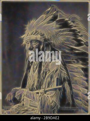 Capo piccola ferita, Ogalalla Sioux, Adolph F. Muhr (americano, morto 1913), Frank A. Rinehart (americano, 1861 - 1928), 1899, Platinum stampa, 23,7 x 18,3 cm (9 3,8 x 7 1,4 in, Reimagined by Gibon, disegno di calore allegro di luminosità e raggi di luce radianza. Arte classica reinventata con un tocco moderno. La fotografia ispirata al futurismo, che abbraccia l'energia dinamica della tecnologia moderna, del movimento, della velocità e rivoluziona la cultura. Foto Stock