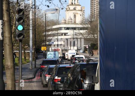 Traffico sull'autostrada a est di Londra durante quella che è solitamente l'ora di punta il giorno dopo che il primo ministro Boris Johnson ha messo il Regno Unito in blocco per contribuire a frenare la diffusione del coronavirus. Foto Stock