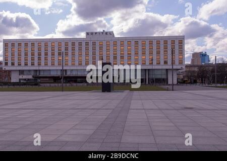 Piazza Piłsudski vuota e hotel Sofitel Warszawa Victoria nel centro di Varsavia, Polonia, durante la pandemia di coronavirus Foto Stock