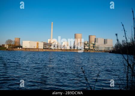 La centrale elettrica di Westfalen è una centrale a carbone di grandi dimensioni gestita da RWE Power AG (fino a 2000 VEW) nel distretto di Hamm-Uentrop (distretto di Schmehausen) della città di Hamm, all'estremità orientale del canale di Datteln-Hamm. Attualmente è costituito dal blocco e di nuova costruzione con 800 MW, che viene alimentato con carbone duro, caratteristica, generale, motivo marginale, Kraftwerk Westfalen il 23 marzo 2020 a Hamm/Germania. | utilizzo in tutto il mondo Foto Stock