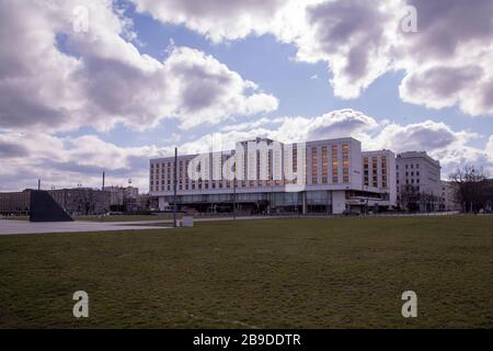 Piazza Piłsudski vuota e hotel Sofitel Warszawa Victoria nel centro di Varsavia, Polonia, durante la pandemia di coronavirus Foto Stock