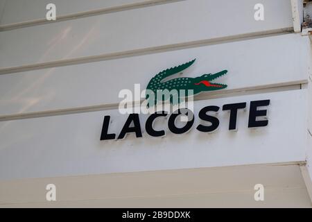 Bordeaux , Aquitaine / Francia - 02 15 2020 : Lacoste logo coccodrillo closeup del cartello del negozio sul davanti del negozio Foto Stock