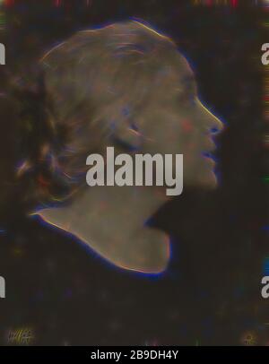 Eleanora Duse, Arnold Genthe (American, Born Germany, 1869 - 1942), 1925, stampa gelatinosa in argento, 31,4 x 24,5 cm (12 3,8 x 9 5,8 pollici, Reimagined by Gibon, design di calore allegro di luminosità e raggi di luce radianza. Arte classica reinventata con un tocco moderno. La fotografia ispirata al futurismo, che abbraccia l'energia dinamica della tecnologia moderna, del movimento, della velocità e rivoluziona la cultura. Foto Stock