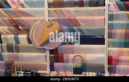 Carta da imballaggio multicolore sul bancone del negozio. Presenta Foto Stock