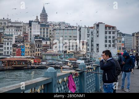 A causa del nuovo tipo di Coronavirus, che il governo turco ha fatto crescenti richieste di rimanere a casa. Nonostante questo, alcune persone stavano pescando. Foto Stock