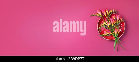 Primavera libera fiori su sfondo rosa. Vista dall'alto. Disposizione piatta. Spazio di copia. Concetto estivo e primaverile. Banner. Foto Stock