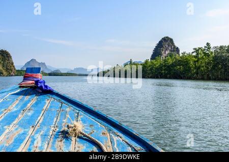 Guardando fuori dalla prua della barca a coda lunga e vista della baia di Phang-Nga vicino a Phuket, nella Thailandia meridionale Foto Stock